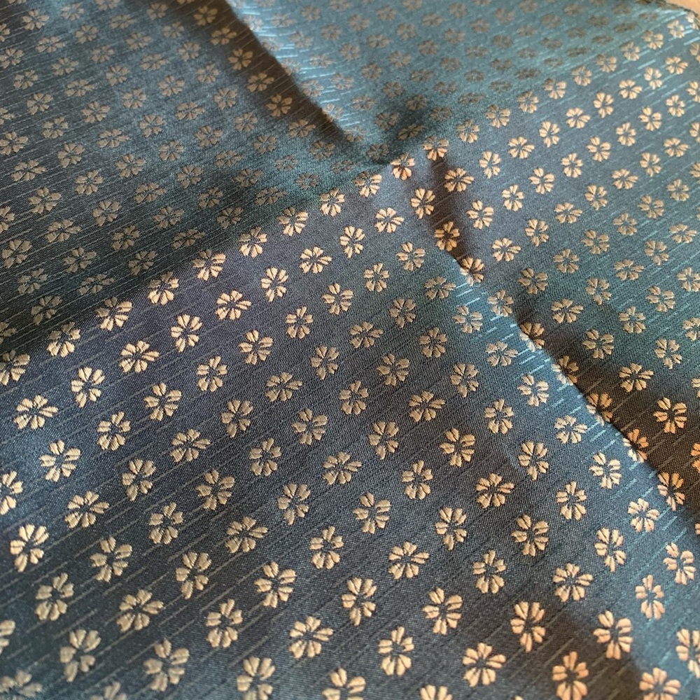 Suite Pocket Square - Picture 2 of 3